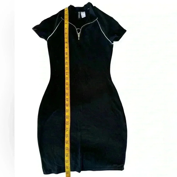 H&M JERSEY DRESS WITH ZIP Black, size Small - Picture 2 of 4
